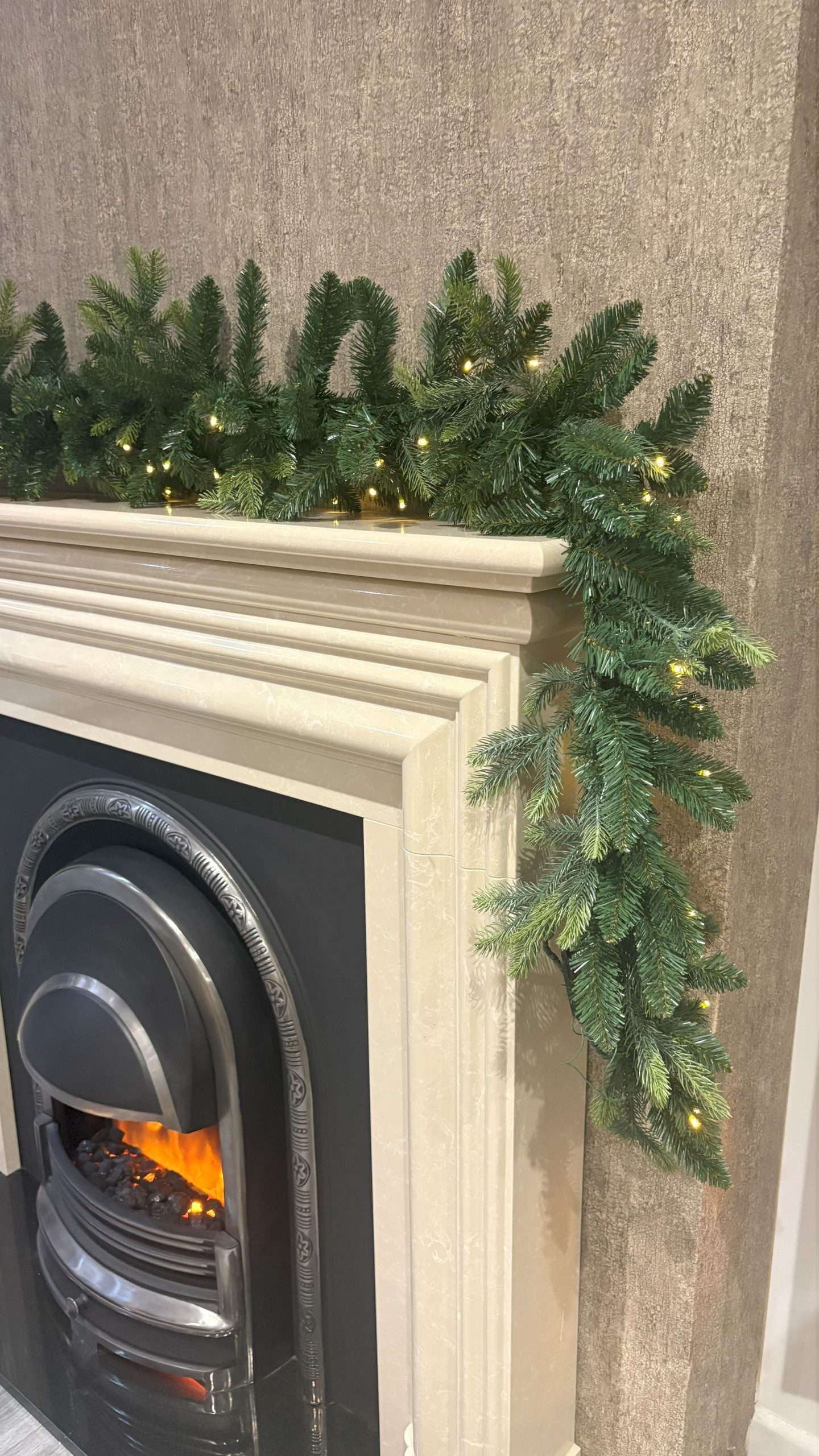 270cm Premium Mixed branch prelit Green Christmas Garland - with timer - Image 4